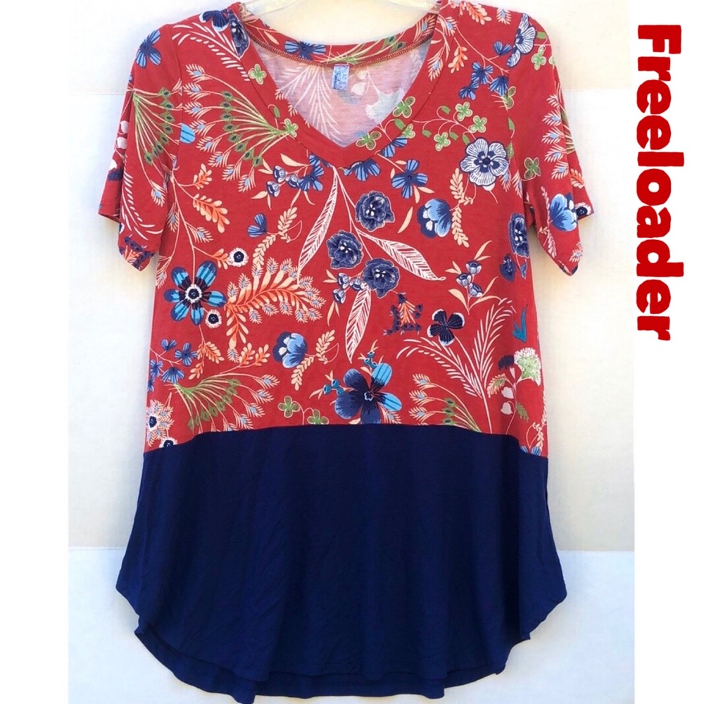 Freeloader Womens size small relaxed fit Floral Short Sleeve Red blue casual tee